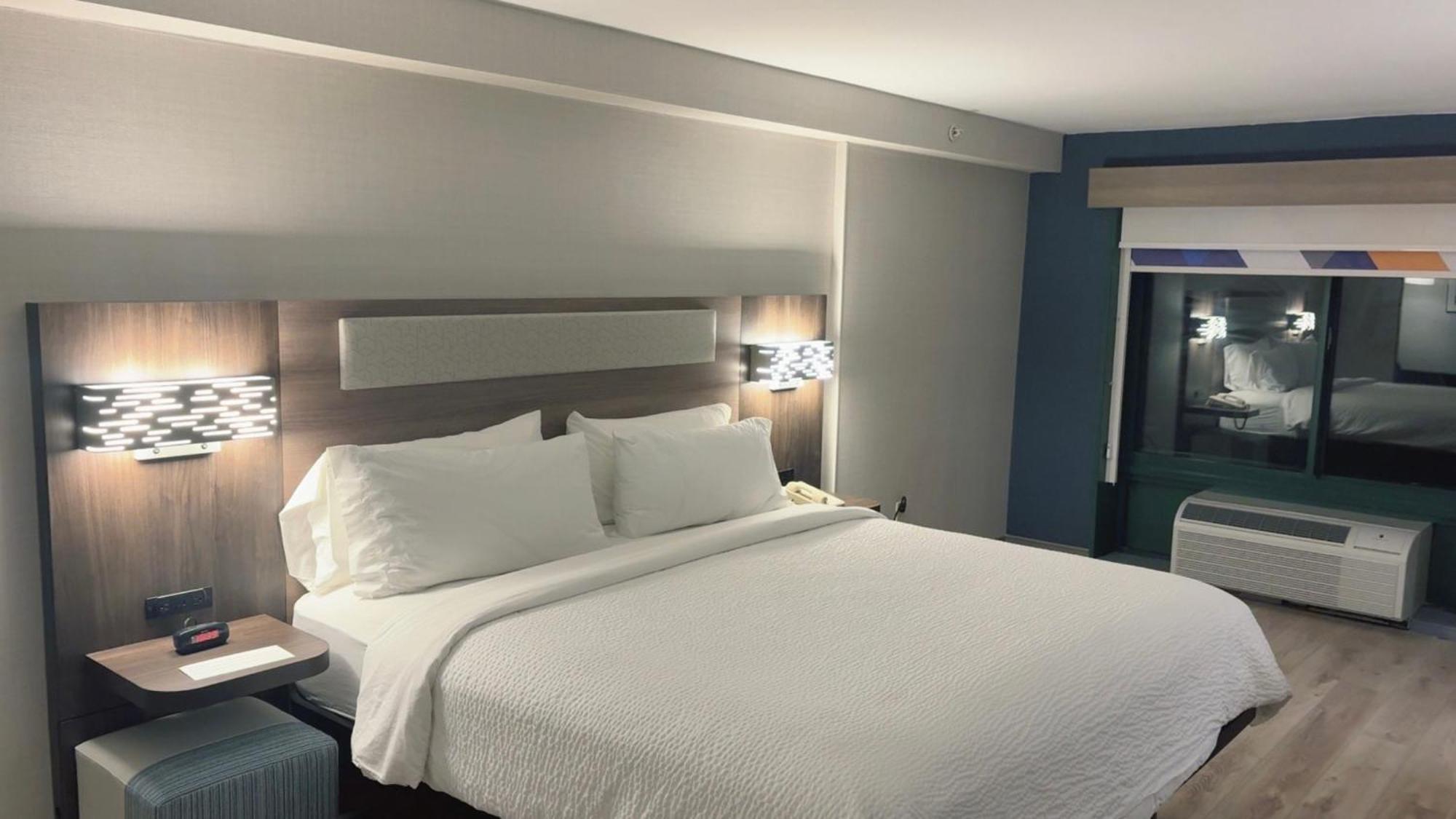 Express & Drums-hazelton By Ihg Hotel