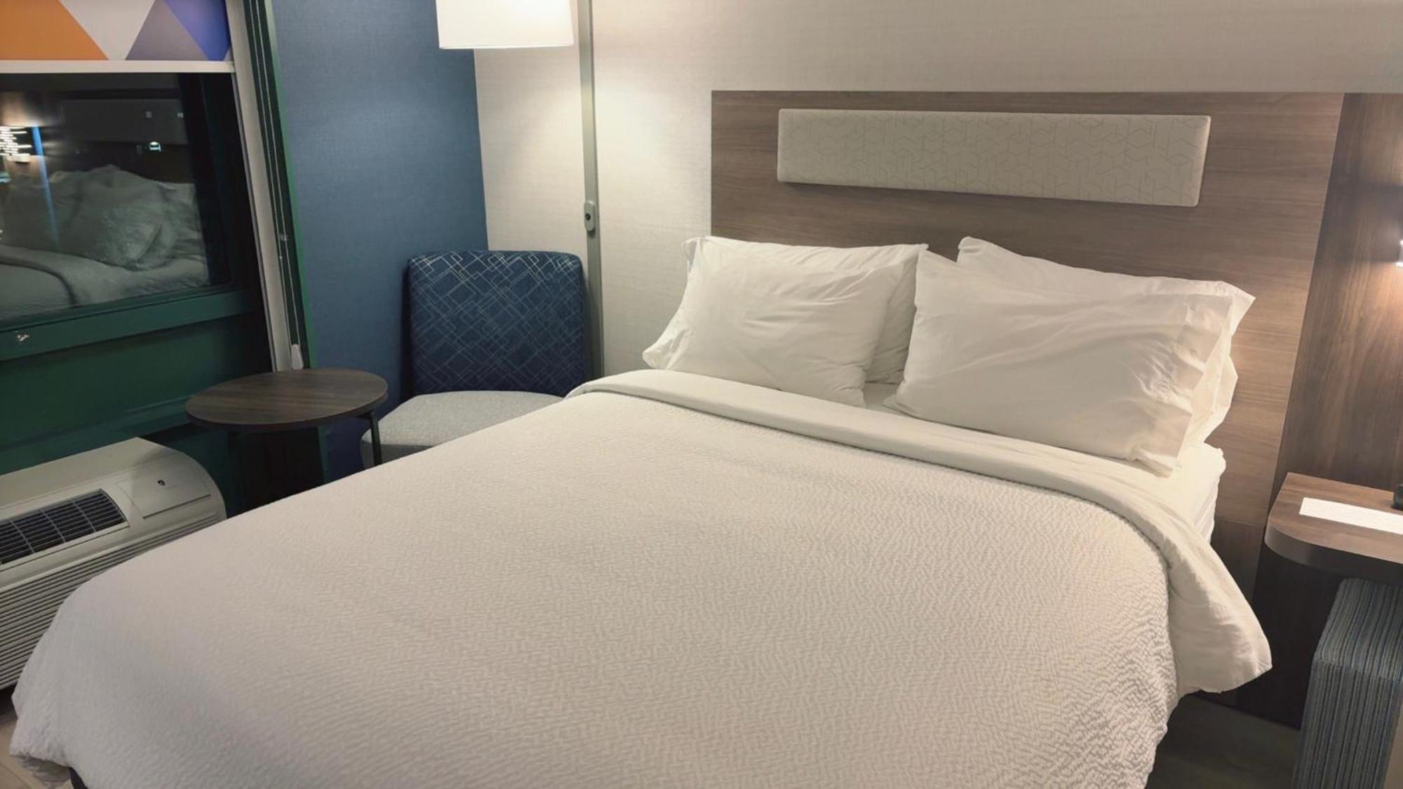 Express & Drums-hazelton By Ihg Hotel Drums